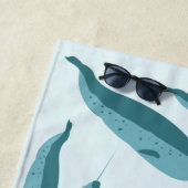 Serviette De Plage Narwhal dans le Motif de l'océan bleu (En situation)