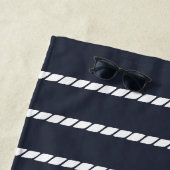 Serviette De Plage Nautical Dark Navy Rustic Ancre Stripe Nom du bate (En situation)