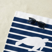 Serviette de plage nautique à rayures blanches et  (En situation)