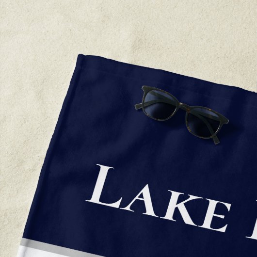 Serviette De Plage Nautique moderne Marine Bleu Monogram Lake House (En situation)
