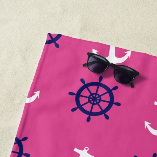 Serviette de plage nautique rose de monogramme (En situation)