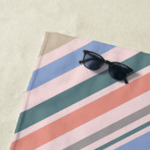 Serviette De Plage Nautique rose poussiéreux de rayures à la mode (En situation)