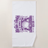 Serviette De Plage Ne sous-estimez jamais le pouvoir d'une golfeuse (Devant)