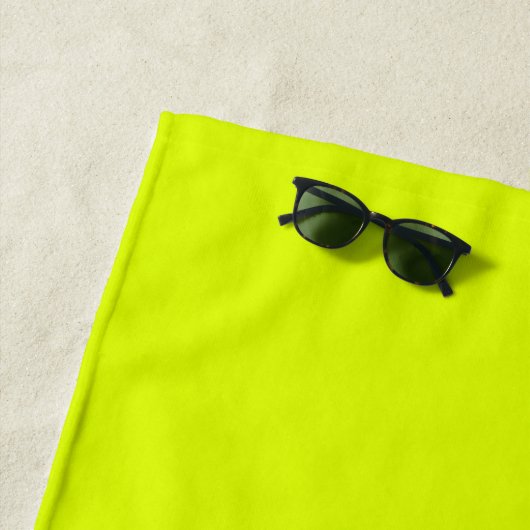 Serviette De Plage Neon Chartreuse couleur solide | Couleur tendance (En situation)