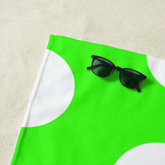 Serviette De Plage Neon Green Blanc Grand Pois (En situation)