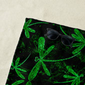 Serviette de plage Neon Green Dragonfly (En situation)