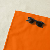 Serviette De Plage Neon Orange, ton monogramme audacieux (En situation)