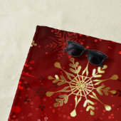 Serviette De Plage Noël Golden Snowflakes sur Arrière - plan rouge (En situation)
