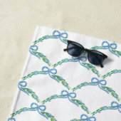 Serviette De Plage Noeud bleu de la coquette côtière monogrammé (En situation)