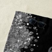 Serviette De Plage Noir Argent Pailleté Gris Monogramme Moderne (En situation)