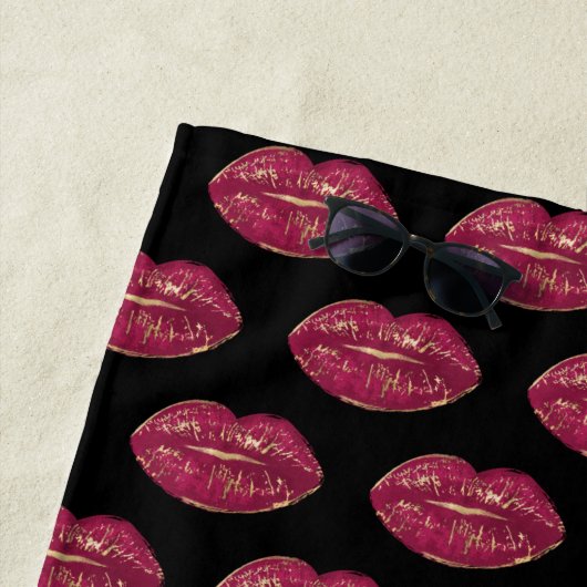 Serviette De Plage Noir avec des lèvres rouges (En situation)