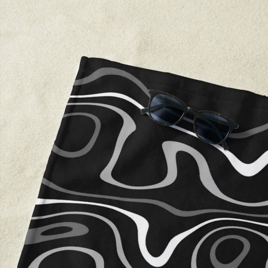 Serviette De Plage Noir blanc gris damas tourbillons abstraits Monogr (En situation)