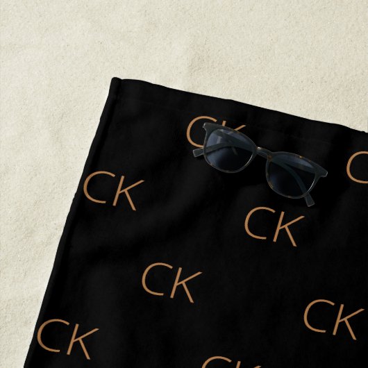 Serviette De Plage Noir or monogramme initiales moderne élégant (En situation)