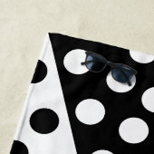 Serviette de plage noire blanche avec pointes rayu (En situation)