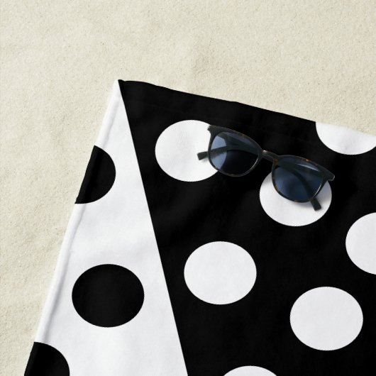 Serviette de plage noire blanche avec pointes rayu (En situation)