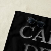 Serviette de plage noire Carpe Diem (En situation)