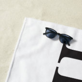 Serviette de plage noire et blanche (En situation)