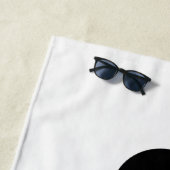 Serviette de plage noire et blanche de Ying Yang (En situation)