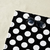 Serviette de plage noire et blanche personnalisée (En situation)