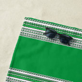 Serviette de plage noire et verte (En situation)