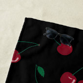 Serviette de plage noire Red Cherry (En situation)