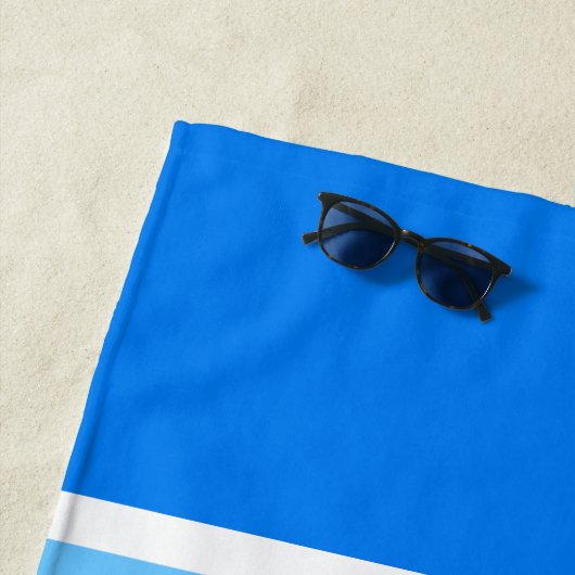 Serviette De Plage Nom Blue Ocean Stripes Chic (En situation)