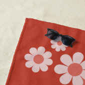 Serviette De Plage Nom de courbe rétro orange Daisy (En situation)