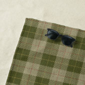 Serviette De Plage Nom de famille Cabine Arbres Sage Green Plaid Burl (En situation)