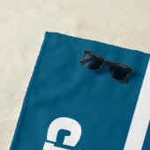 Serviette De Plage Nom de monogramme de piscine bleu simple moderne (En situation)