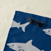 Serviette De Plage Nom de monogramme rouge Navy Requin Blanc (En situation)