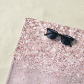 Serviette De Plage Nom de monogramme scintillant rose doré glamour éc (En situation)