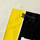 Serviette De Plage Nom du joueur de soccer jaune personnalisé (En situation)