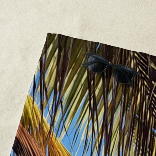 Serviette De Plage Nom du monogramme de palme de plage tropicale (En situation)