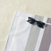 Serviette De Plage Nom du monogramme gris rayures rétro (En situation)