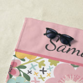Serviette De Plage Nom du monogramme Pink Yellow Blue Floral (En situation)