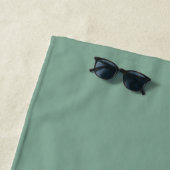 Serviette De Plage Nom du monogramme Sage Green Modern (En situation)