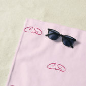 Serviette De Plage Nom du motif des initiales en monogramme rose pâle (En situation)