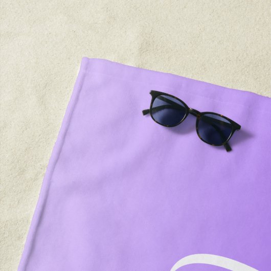 Serviette De Plage Nom du script curatif et Ombre violet clair modifi (En situation)