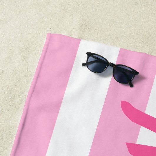 Serviette De Plage Nom du script en bande rose personnalisée (En situation)