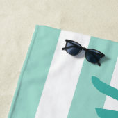 Serviette De Plage Nom du script personnalisé Aqua Blue Striped (En situation)