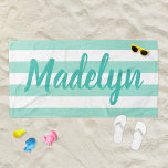 Serviette De Plage Nom du script personnalisé Aqua Blue Striped<br><div class="desc">Le design personnalisé des serviettes de plage comprend du texte personnalisé dans un script bleu turquoise/turquoise moderne qui peut être personnalisé avec un prénom ou un nom de famille contre un motif de rayures blanches sur un arrière - plan bleu vert aqua clair. Les couleurs et le style de police...</div>