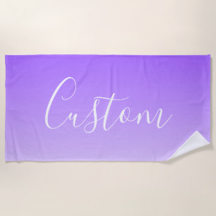 Serviette De Plage Nom en écriture cursive & ombre violet clair modif