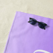 Serviette De Plage Nom en écriture cursive & ombre violet clair modif (En situation)