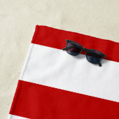 Serviette De Plage Nom en écriture cursive rouge et blanc et rayures (En situation)