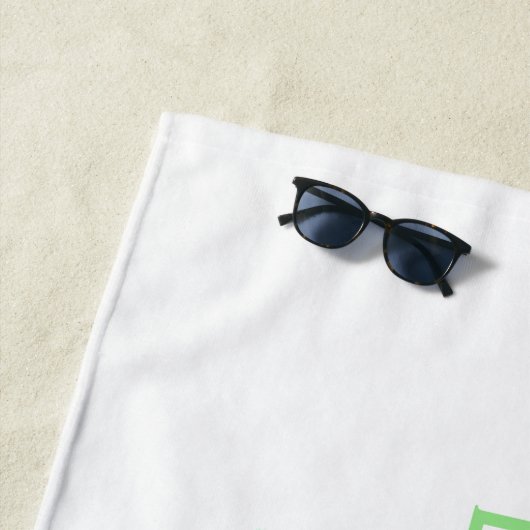 Serviette De Plage Nom et monogramme modernes | Vert et blanc (En situation)