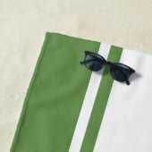 Serviette De Plage Nom et nombre blancs et verts de rayure de sports (En situation)