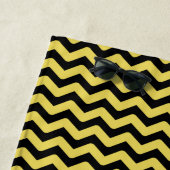 Serviette De Plage Nom fait sur commande + Ligne onduleuse jaune et (En situation)
