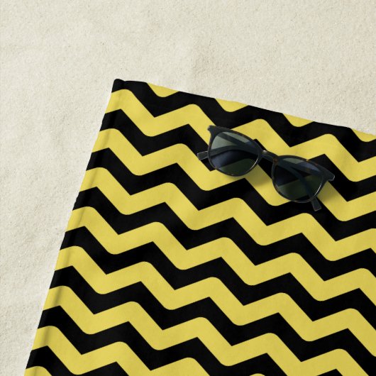 Serviette De Plage Nom fait sur commande + Ligne onduleuse jaune et (En situation)