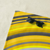 Serviette De Plage Nom fait sur commande + Motif niché jaune et gris (En situation)