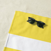 Serviette De Plage Nom moderne Piscine rayée jaune (En situation)